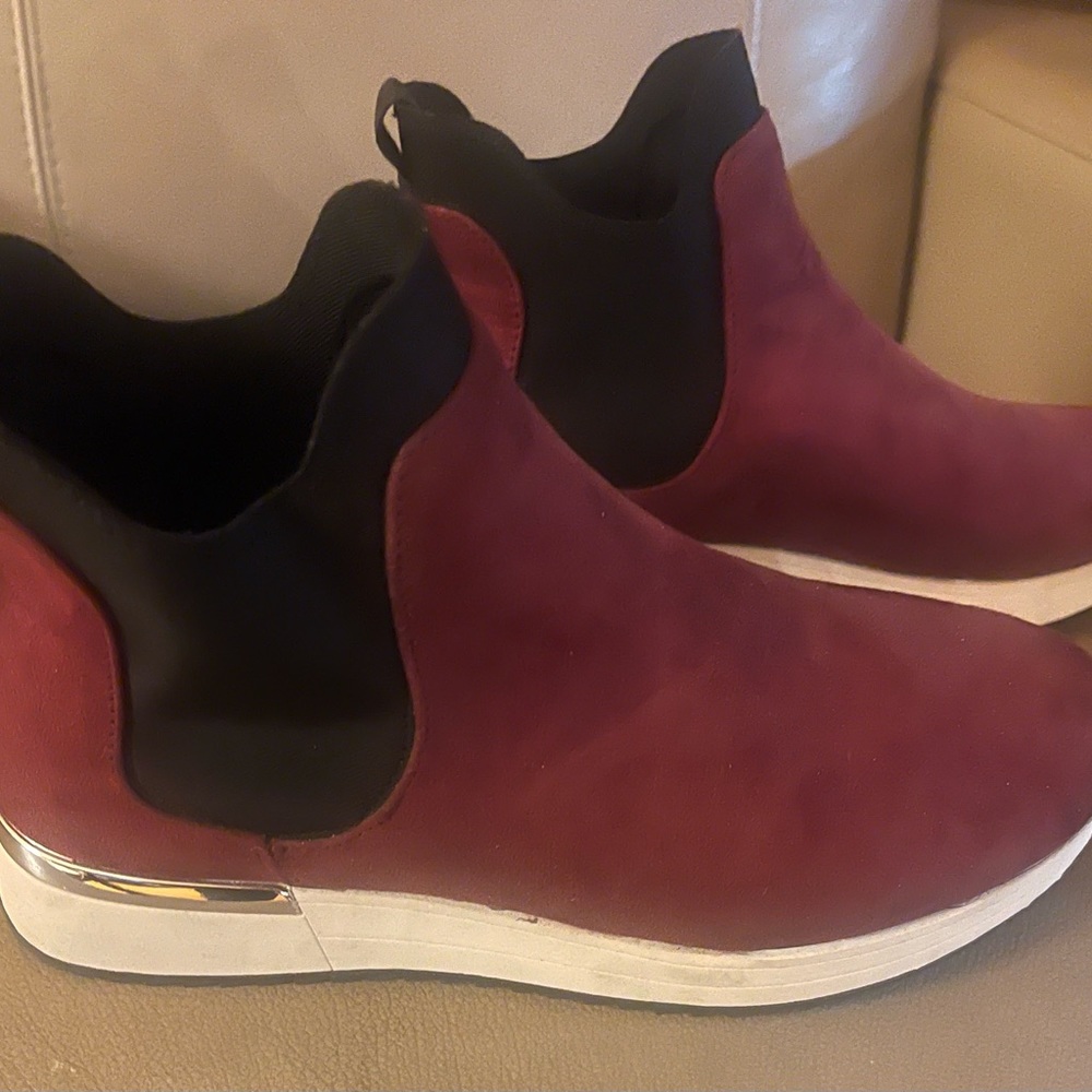 Kenneth Cole Reaction Maroon suede and Black ankle boot